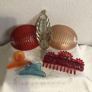Lot Of 6 Vintage Plastic Hair Clips TZERS